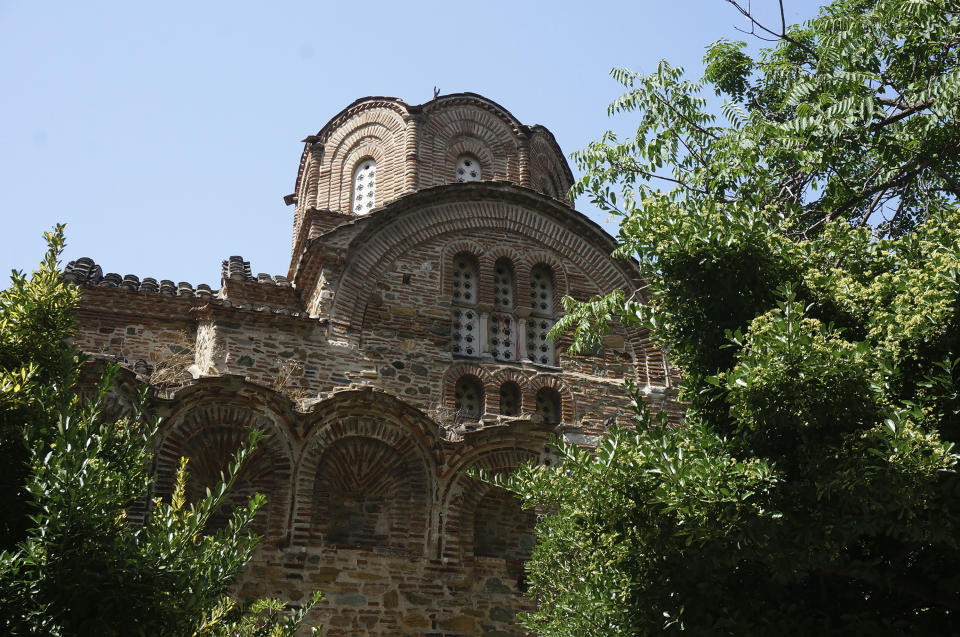 La iglesia Agios Panteleimon, construida hace 700 años en medio de un gran jardín en Salónica (Grecia), en foto del 25 de junio del 2022. (AP Photo/Giovanna Dell'Orto)