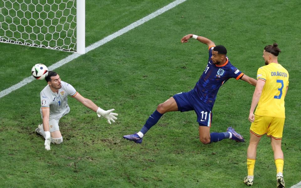 Cody Gakpo (C) of the Netherlands scores a goal that was later disallowed by VAR due to offside during the UEFA EURO 2024 Round of 16 soccer match between Romania and Netherlands, in Munich, Germany, 02 July 2024. UEFA EURO 2024 - Round of 16 - Romania vs Netherlands, Munich, Germany