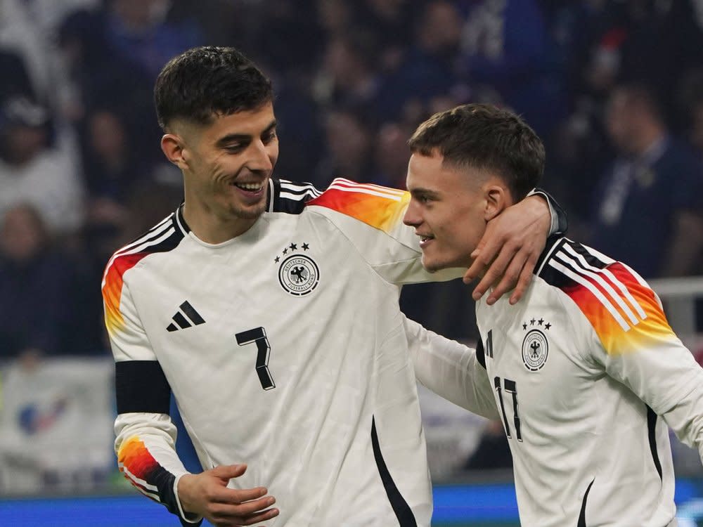 Zu welchem Song jubelt künftig die deutsche Nationalmannschaft um Kai Havertz (l.) und Florian Wirtz? (Bild: IMAGO/Chai v.d. Laage)