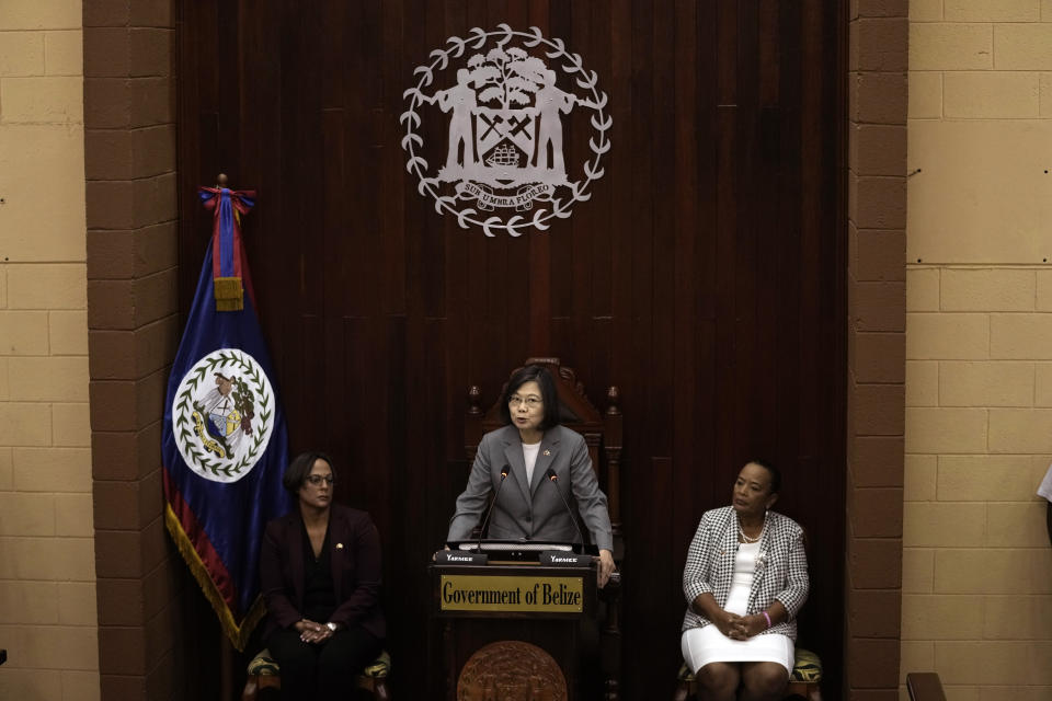 La presidenta de Taiwán, Tsai Ing-wen, se dirige a la Asamblea Nacional en Belmopán, Belice, el lunes 3 de abril de 2023. A su lado, a la izquierda, la portavoz de la Cámara, Valerie Woods, y la presidenta del Senado, Carolyn Trench Sandiford. Tsai está de visita oficial de tres días en Belice. (AP Foto/Moiseés Castillo)