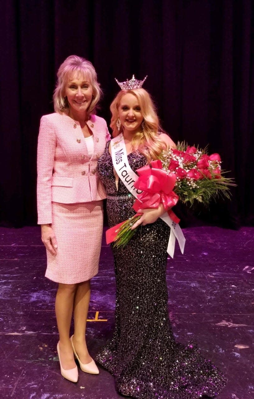 Lily Jeswald is Miss Taunton 2023. She is pictured here with Taunton Mayor Shaunna O'Connell.