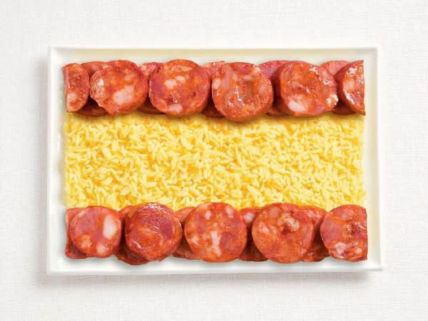 España. La versión española contiene arroz teñido con azafrán y chorizo de Pamplona. ¿Se te hace agua la boca?