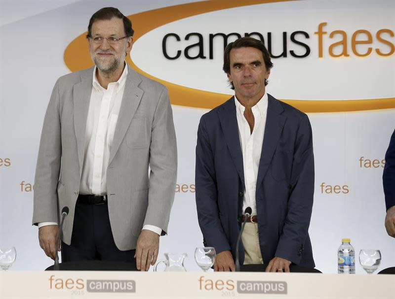 Los expresidentes del Gobierno José María Aznar y Mariano Rajoy. EFE/Archivo