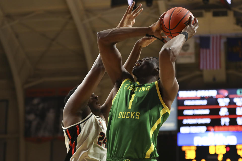 Oregon center N'Faly Dante (1) drives to the basket as Oregon State center KC Ibekwe (24) defends during the second half of an NCAA college basketball game Saturday, Feb. 17, 2024, in Corvallis, Ore. Oregon won 60-58. (AP Photo/Amanda Loman)