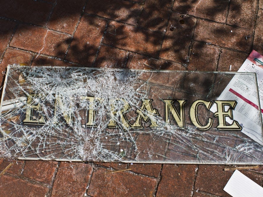 entrance sign six flags new orleans