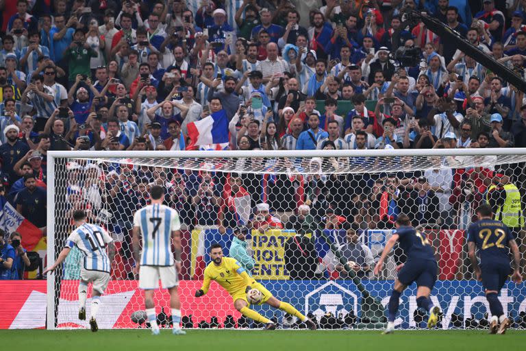 Argentina's forward #10 Lionel Messi (L) scores his team's first goal past France's goalkeeper #01 Hugo Lloris during the Qatar 2022 World Cup final football match between Argentina and France at Lusail Stadium in Lusail, north of Doha on December 18, 2022. (Photo by Kirill KUDRYAVTSEV / AFP)