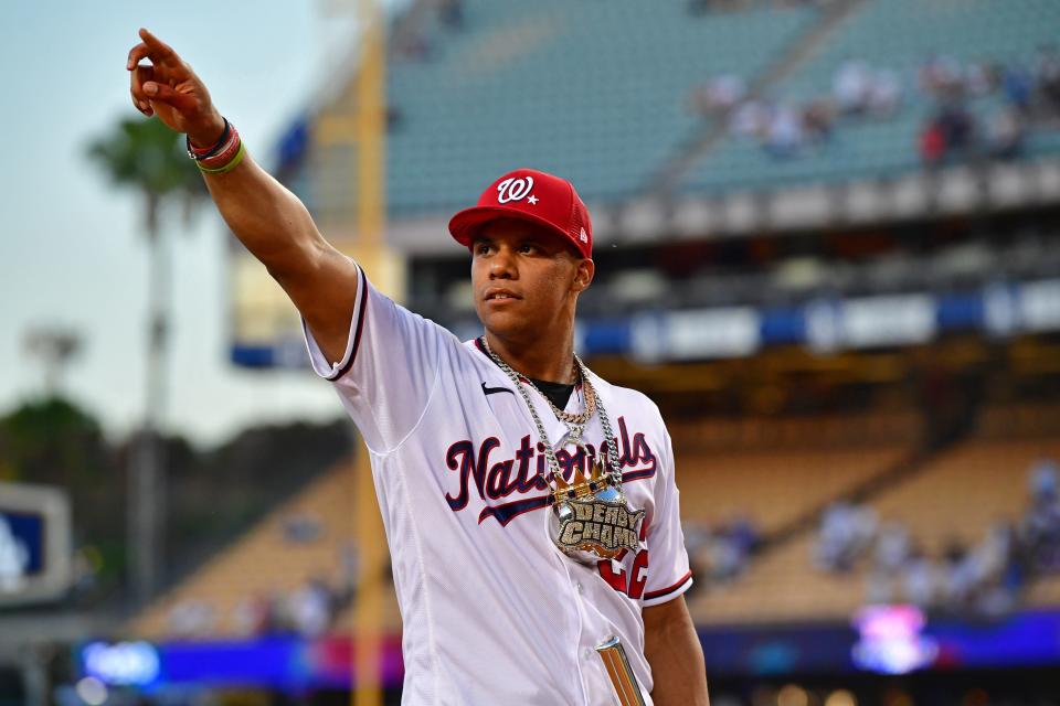 El jardinero derecho de los Nationals, Juan Soto, saluda a la multitud después de ganar el Home Run Derby de 2022 en el Dodgers Stadium.