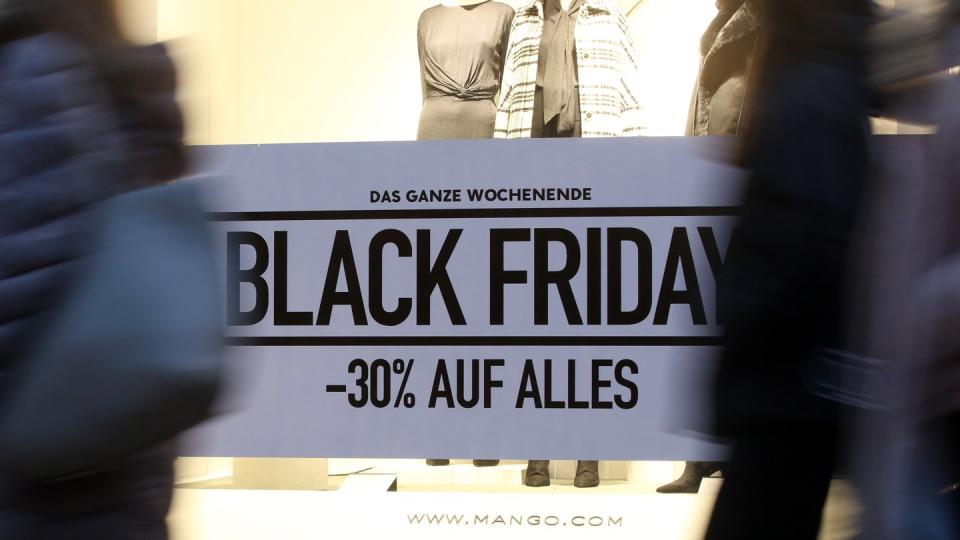 Im Schaufenster eines Geschäfts in der Innenstadt wird für den Rabatt-Tag Black Friday geworben.