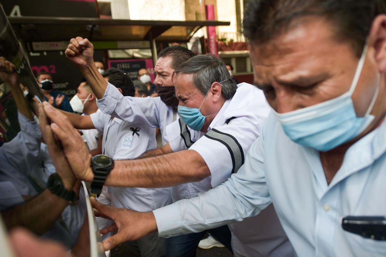 Los trabajadores de salud del hospital "20 de Noviembre" se despidieron de su compañero camillero Hugo López Camacho, quien murió de COVID-19, en la Ciudad de México, el 18 de mayo de 2020.  Foto de PEDRO PARDO / AFP a través de Getty Images.