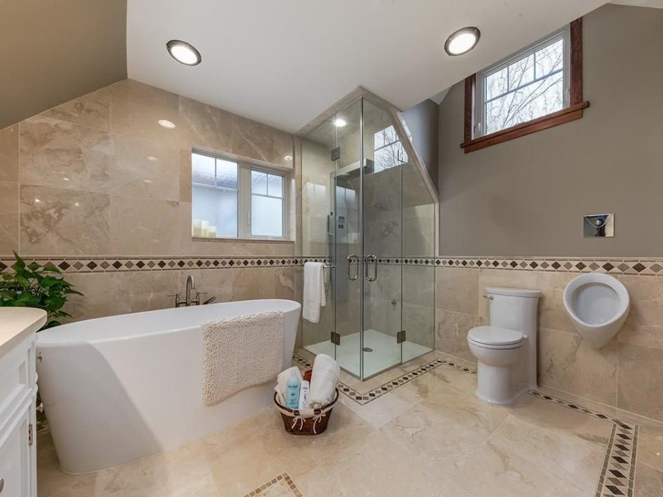 <p><span>230 24 Avenue Northeast, Calgary, Alta.</span><br> There are also three bathrooms, including the master ensuite with aromatherapy steam shower.<br> (Photo: Zoocasa) </p>