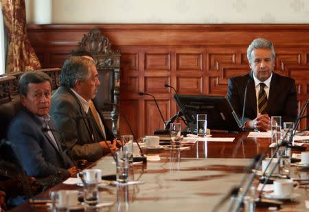 Pablo Beltrán (izquierda), representante de la delegación del Ejército de Liberación Nacional (ELN), y Juan Meriguet (segundo a la izquierda), delegado del Gobierno ecuatoriano, asisten a una reunión con el presidente de Ecuador, Lenín Moreno, en Quito, Ecuador, 28 de agosto de 2017. REUTERS/Daniel Tapia - RC1E6FDD1E00