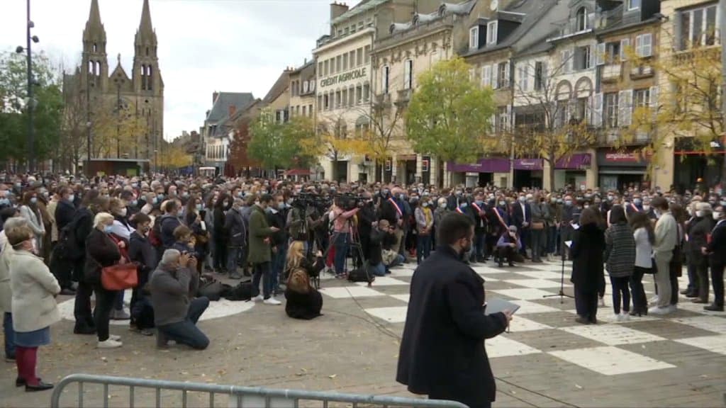 Plus d'un millier de personnes étaient présentes au rassemblement tenu ce samedi à Moulins en hommage au professeur assassiné. - BFMTV