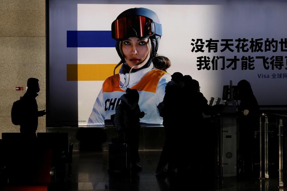 La imágen de Eileen Gu en una pancarta publicitaria en el metro de Beijing con motivo de los Juegos Olímpicos de Invierno 2022. (Foto: Reuters)