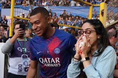 Kylian Mbappé auprès d'une supportrice et les secours lors du Match de Ligue 1 Uber Eats RC Strasbourg vs PSG (1-1) à Starsbourg, France le 27 mai 2023.