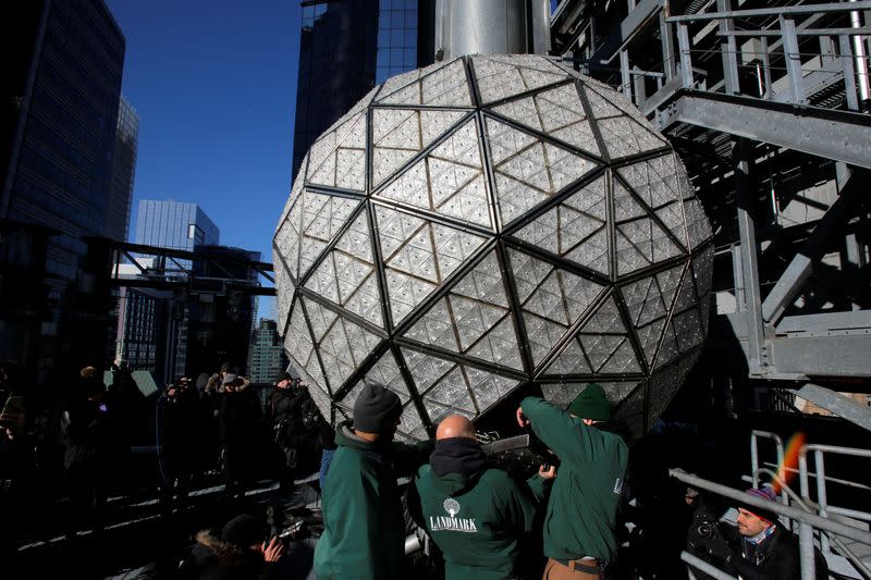 Trabajadores instalan triángulos de cristales Waterford en la bola de Año Nuevo de Times Square en el tejado de One Times Square en Manhattan