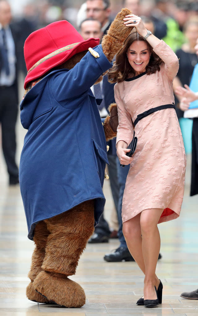 <p>Am 16. Oktober trug Kate ein pfirsichfarbenes Spitzenkleid von Orla Kiely, um mit dem Paddington Bär zu tanzen.<em> [Bild: Getty]</em> </p>