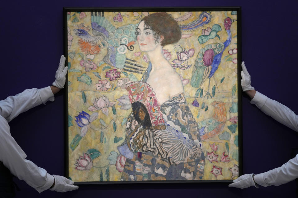 ARCHIVO - La pintura "Dame mit Faecher" ("Dama con abanico") de Gustav Klimt se exhibe en la casa de subastas Sotheby's en Londres, el martes 20 de junio de 2023. "Dame mit Fächer" se vendió en Sotheby's el martes 27 de junio por 74 millones de libras esterlinas (94,35 millones de dólares) que alcanzaron un total de 85,3 millones de libras esterlinas (108,4 millones de dólares) incluyendo la prima del comprador. (Foto AP/Kirsty Wigglesworth, archivo)