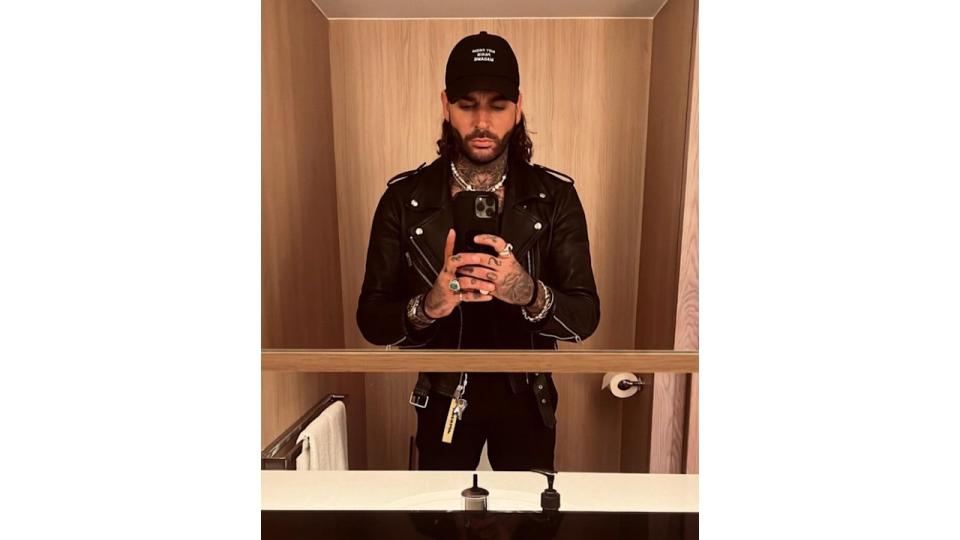 Pete Wicks taking a selfie in an all-black outfit