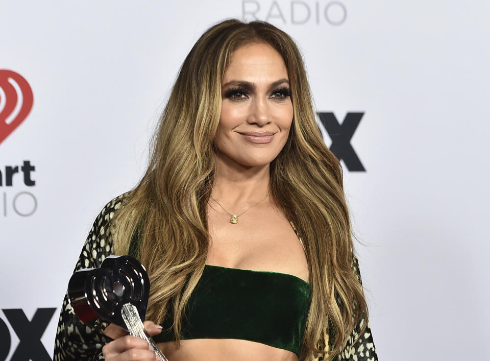 ARCHIVO - Jennifer Lopez posa en la sala de prensa tras recibir el Premio Ícono en la ceremonia de los Premios iHeartRadio de la Música, el 22 de marzo de 2022 en Los Ángeles. La actriz y cantante será homenajeada el domingo con el Premio Generación en la ceremonia de los Premios MTV al Cine y la Televisión por sus logros en la pantalla. (Foto por Jordan Strauss/Invision/AP, archivo)