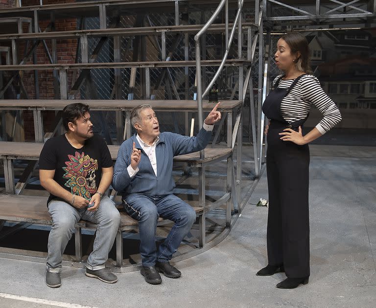 Nadine Sierra y Javier Camarena junto al director de escena de la ópera, Emilio Sagi