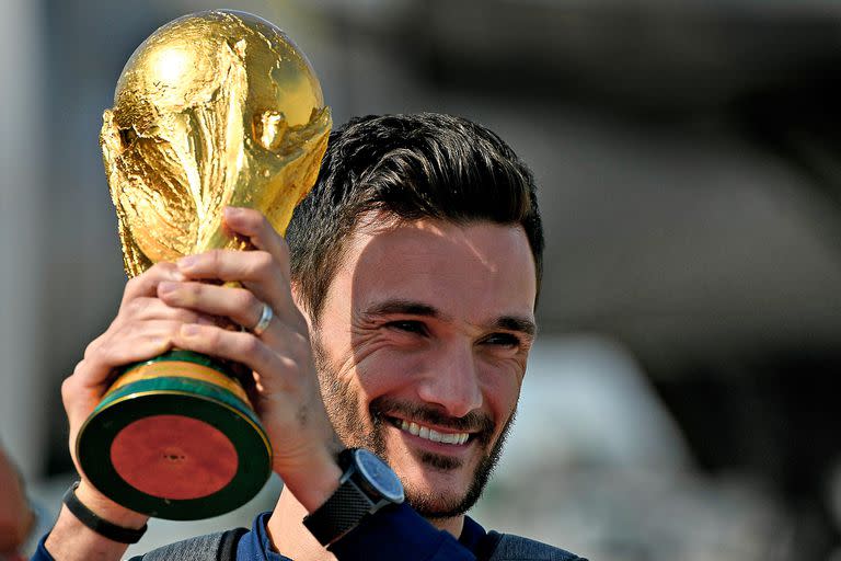 El arquero francés Hugo Lloris con el trofeo de campeón del mundo de Rusia 2018