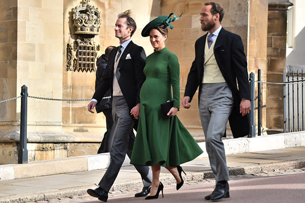 <p>Pippa apareció poco antes de que la novia llegara a la capilla de San Jorge, de la mano de su marido James Matthews y su hermano James Middleton. Foto: WPA Pool / Pool / Getty Images. </p>