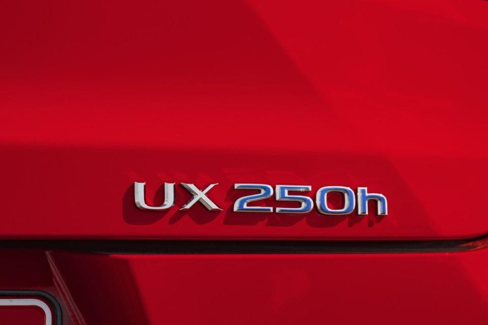 熟悉豐田命名規則的人都知道，如果是油電混合動力車款，會在型號後面加一個「h」，因此這次「UX300e」以「e」做為結尾，不免讓人與「electric」純電動車聯想在一起（圖片來源：Lexus）