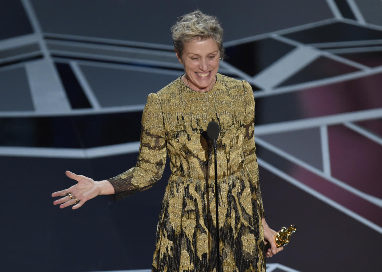 Frances McDormand recibe el Oscar a la mejor actriz por su papel en "Three Billboards Outside Ebbing, Missouri" en los Oscar el domingo 4 de marzo de 2018 en el  Dolby Theatre en Los Angeles. (Foto Chris Pizzello/Invision/AP)