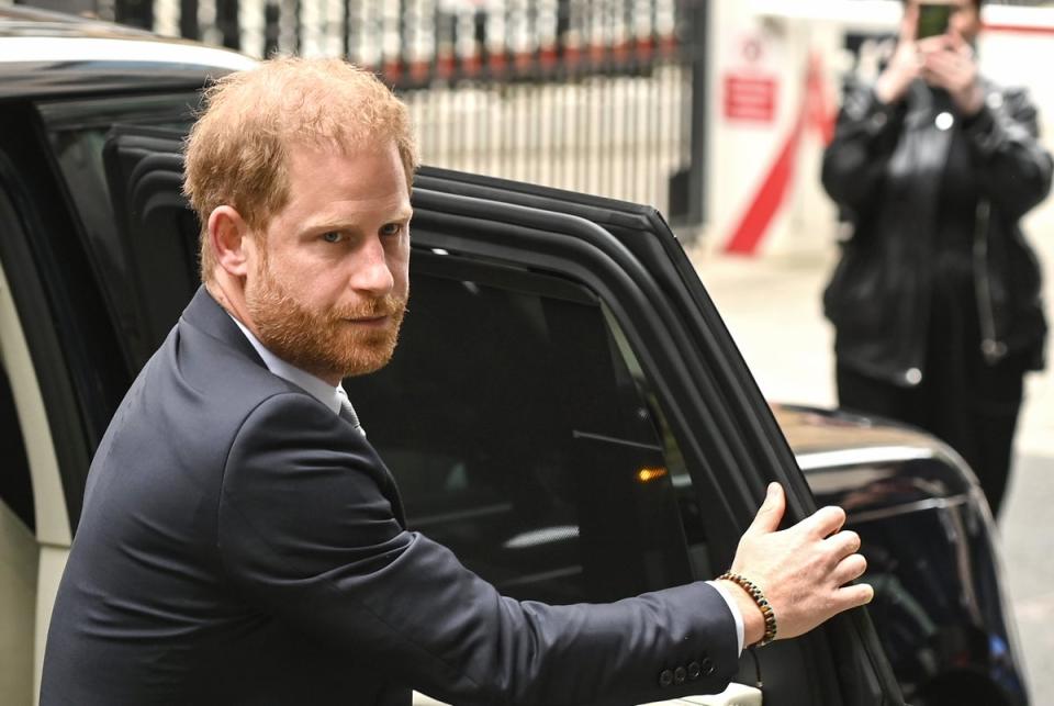 Daba la impresión de ser una escena de la escuela privada: el príncipe de siempre siendo reprendido por un magistrado con gafas en Eton (Getty Images)