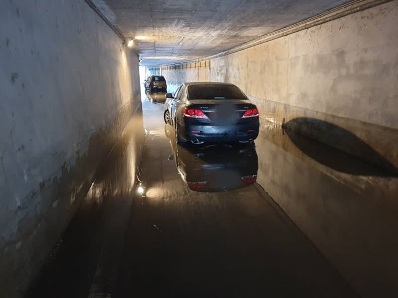 氣象署18日發布大雨特報，氣象專家提醒主要雷雨區在新北及台北。台北市上午出現大雨，造成北投區中央北路二段257巷與大度路附近的涵洞淹水，有兩車故障，無人員受傷，北市府已派員處理。（翻攝照片／中央社）