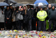 <p>People participate in a moment of silence to remember attack victims in the London Bridge area of London on Tuesday, June 6, 2017. (Photo: Matt Dunham/AP) </p>