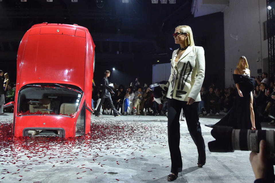 On aurait dû se douter de quelque chose quand on a surpris Virgil Abloh et Yolanda Hadid en pleine conversation lors du défilé Lanvin ! Le créateur américain lui donnait probablement quelques indications pour son show… Eh oui ! Parce que c’est bien la maman de Gigi et de Bella qu’on a retrouvée sur le catwalk Off-White. ©Getty Images