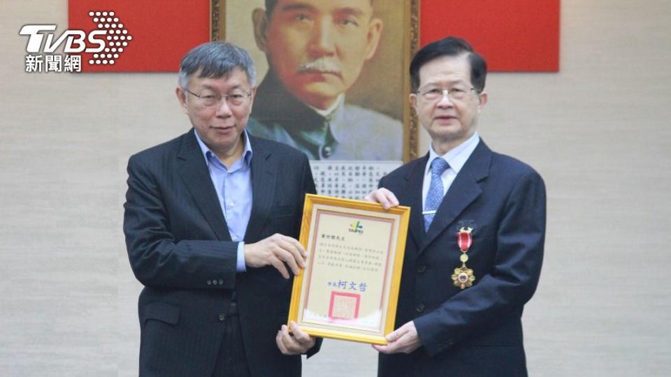 台北市長柯文哲頒贈退職紀念牌給一級局處首長。圖為衛生局長、柯文哲的老師黃世傑。（圖／方炳超攝）