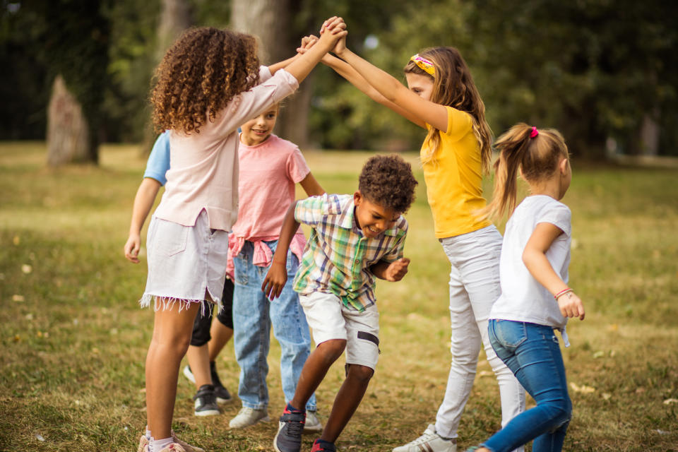 Los  lugares seguros pensados para que los niños puedan moverse, jugar y explorar cada vez son más escasos o inexistentes/Getty Images.