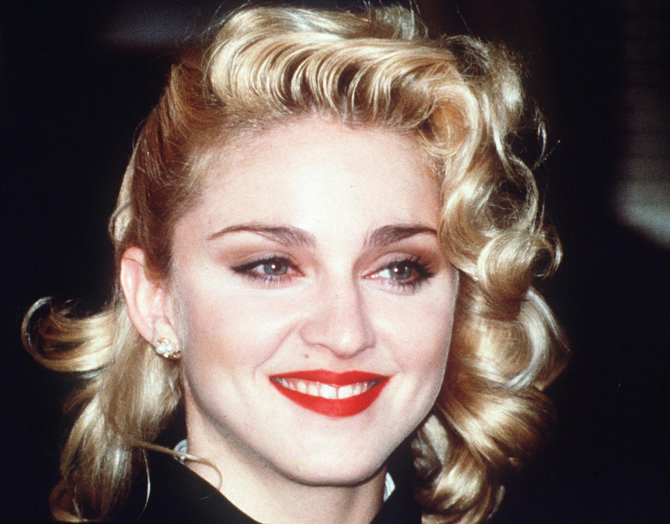 Blondes welliges Haar, knallroter Lippenstift und der typische Leberfleck: Madonna spielte mit weiblichen Attributen – ohne dabei billig zu wirken. (Bild: AP Photo)