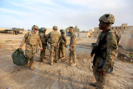 FILE PHOTO: U.S army soldiers arrive at a military base in the Makhmour area near Mosul during an operation to attack Islamic State militants in Mosul, Iraq, October 18, 2016. REUTERS/Alaa Al-Marjani /File Photo