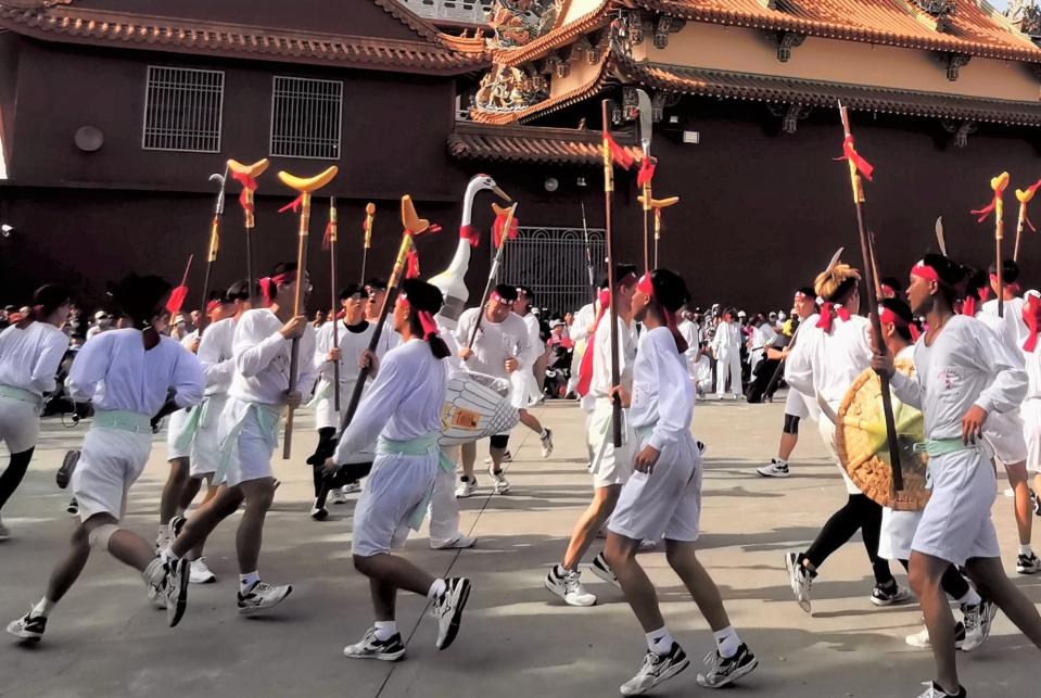 七股樹子腳寶安宮白鶴陣結合宋江演出，十分有看頭。(記者盧萍珊攝)