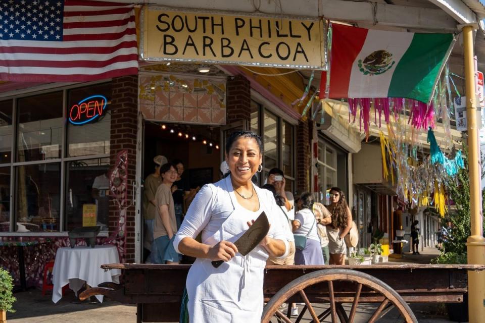 La chef Cristina Martínez delante de su restaurante en Filadelfia, en Estados Unidos. Foto: Facebook South Philly Barbacoa