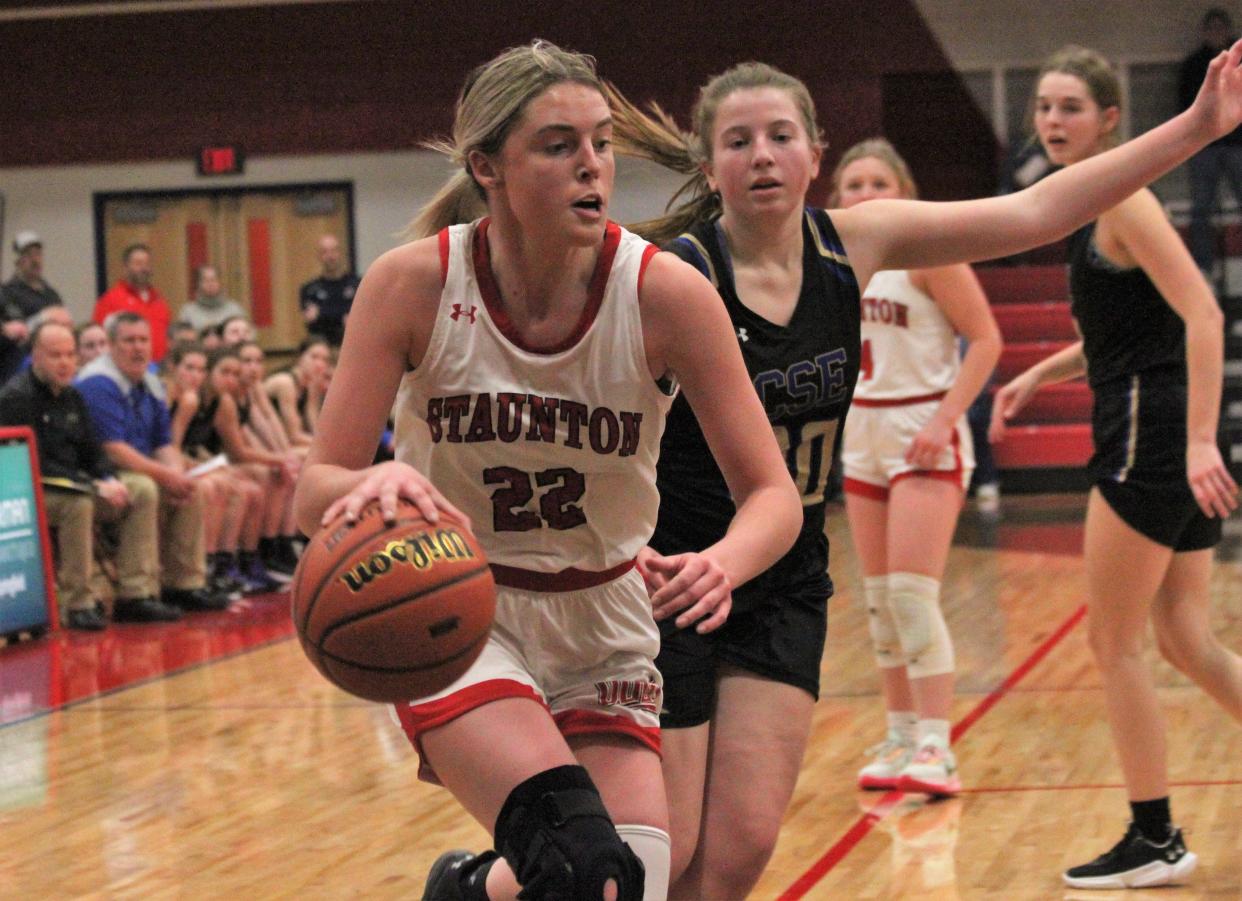 Staunton's Grace Bekeske drives against Camp Point Central/Southeastern during the Class 2A Pleasant Plains girls basketball sectional semifinal on Tuesday, Feb. 21, 2023.