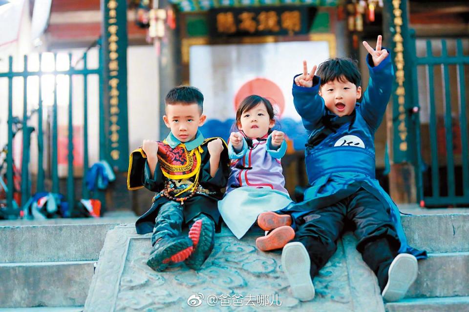 最新一季《爸爸去哪兒》捧紅了陳小春兒子Jasper（左起）、劉畊宏女兒小泡芙，以及中國藝人杜江兒子嗯哼。（翻攝自《爸爸去哪兒》微博）