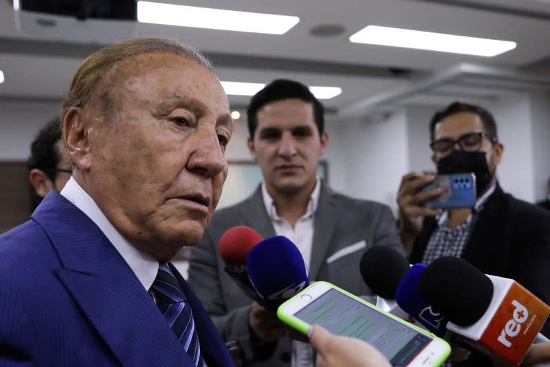 El candidato presidencial colombiano independiente Rodolfo Hernández, de la Liga de Gobernantes Anticorrupción, habla con la prensa tras una reunión con empresarios en Bogotá