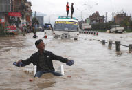 <p>Mit improvisierten Transportmitteln bewegen sich Menschen durch die Fluten in Bhaktapur, Nepal. Im Zuge des aktuell anhaltenden Monsunregens sind bereits Dutzende Menschen ums Leben gekommen. (Bild: Reuters/Navesh Chitrakar) </p>