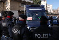 Il furgone refrigerato contenente le dosi di vaccino è arrivato allo Spallanzani di Roma scortato dai Carabinieri. (AP Photo/Domenico Stinellis)