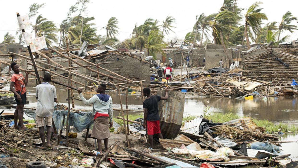 Menschen im Ort Beira in den Trümmern ihrer vom Sturm zerstörten Häuser. Foto: Denis Onyodi/ifrc/AP