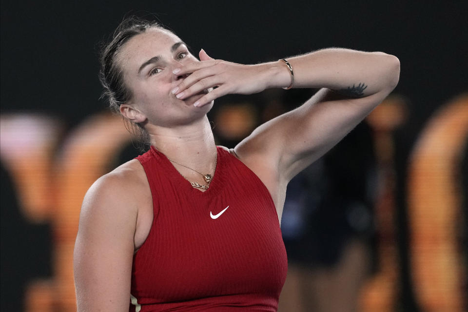 Aryna Sabalenka celebra tras su victoria ante Coco Gauff en las semifinales del Abierto de Australia, el jueves 25 de enero de 2024, en Melbourne. (AP Foto/Alessandra Tarantino)