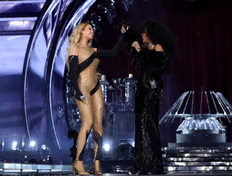 ) Beyoncé and Diana Ross perform onstage during the 