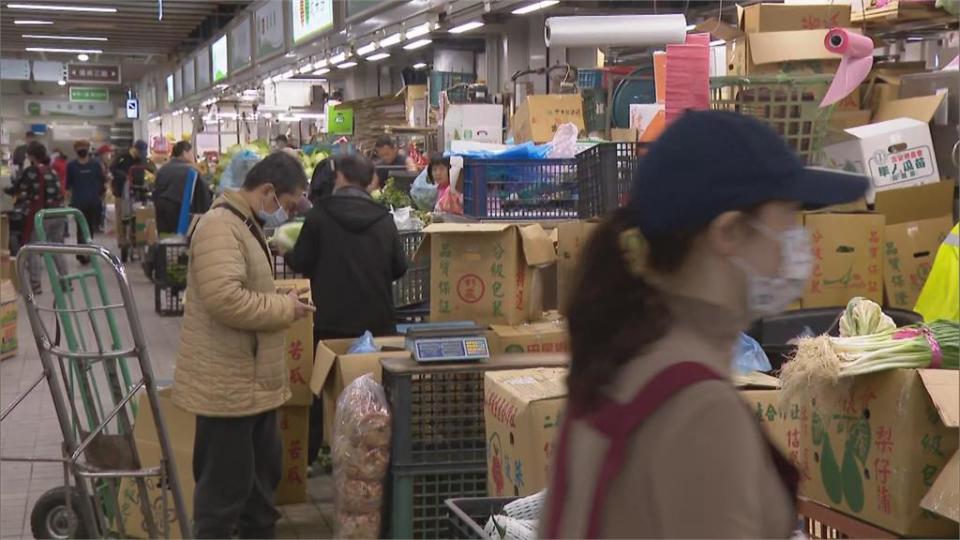 民視記者採訪環南中繼市場時也發現，市場內有超過一半的民眾都戴起口罩。（圖／民視新聞）