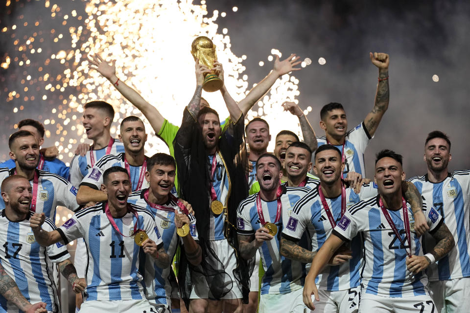 Lionel Messi alza el trofeo de campeón del mundo tras la victoria 4-2 ante Francia por penales en la final, el domingo 18 de diciembre de 2022, en Lusail, Qatar. (AP Foto/Martin Meissner)