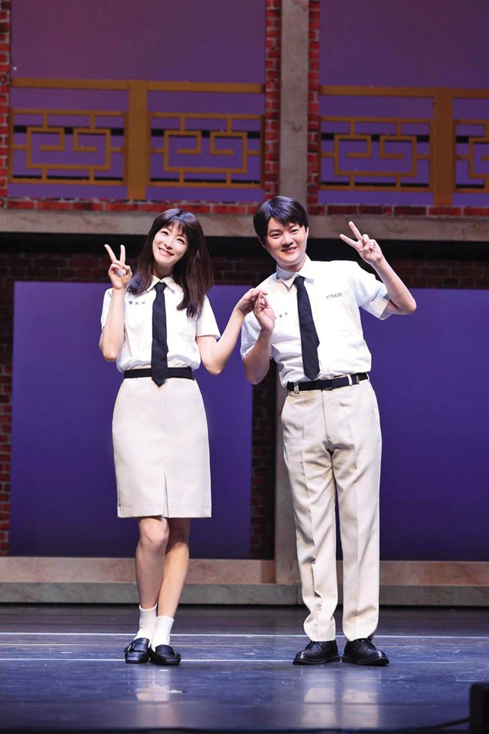除了演出電視劇，去年許富凱更搭檔賴雅妍（左）挑戰演出音樂劇《同學會！同鞋～》。（全民大劇團提供）