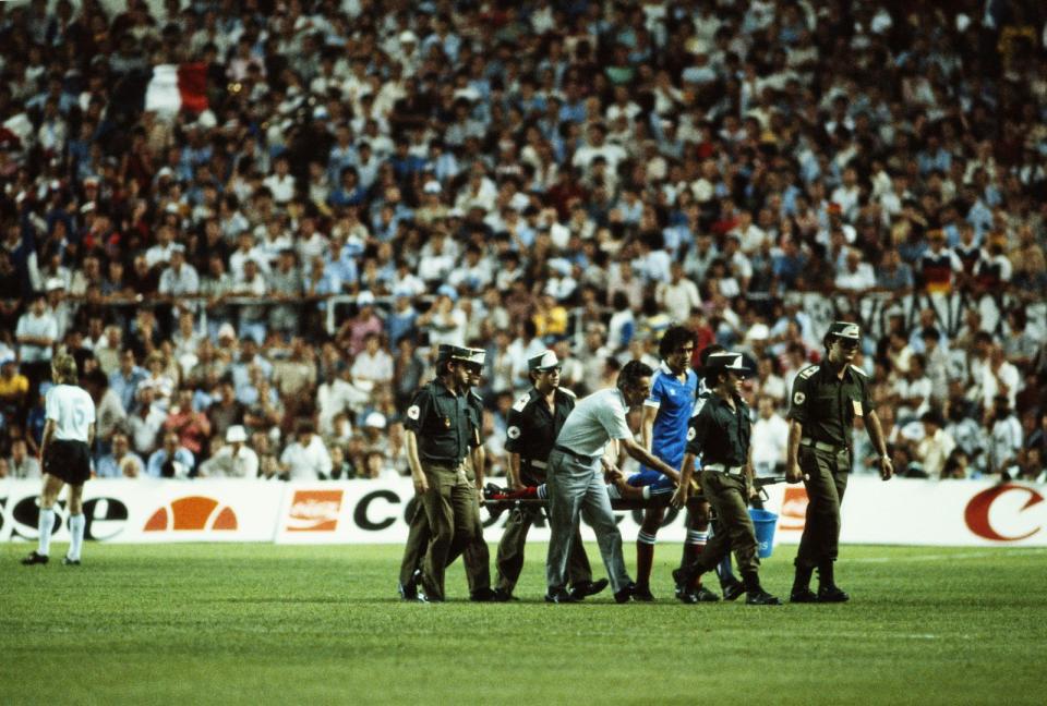 <p>Schmerzhaft - im wahrsten Sinne des Wortes - endete das WM-Halbfinale 1982 für Patrick Battiston. Eine Platzwunde, ein Halswirbelbruch und drei verlorene Zähne stehen am Ende des wohl brutalsten Foul der WM-Geschichte. Der deutsche Torwart Toni Schumacher war aus dem Strafraum geeilt und hatte den Franzosen in Kung-Fu-Manier niedergestreckt. Es gab nicht einmal die gelbe Karte. (Bild: Getty Images / Steve Powell)</p> 